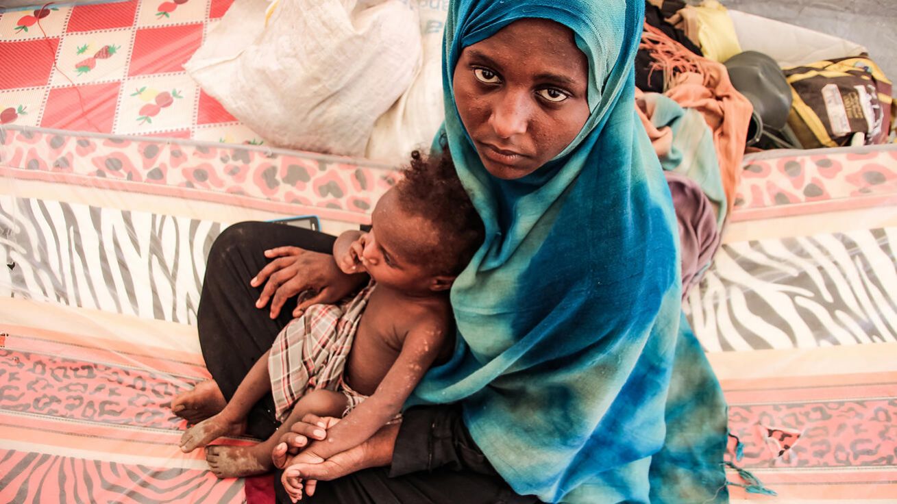 image:Image Rafiqa s nemocným synem Mohammedem musela opustit domov. Nestihli s sebou vzít vůbec nic a teď přežívají jen díky humanitární pomoci.