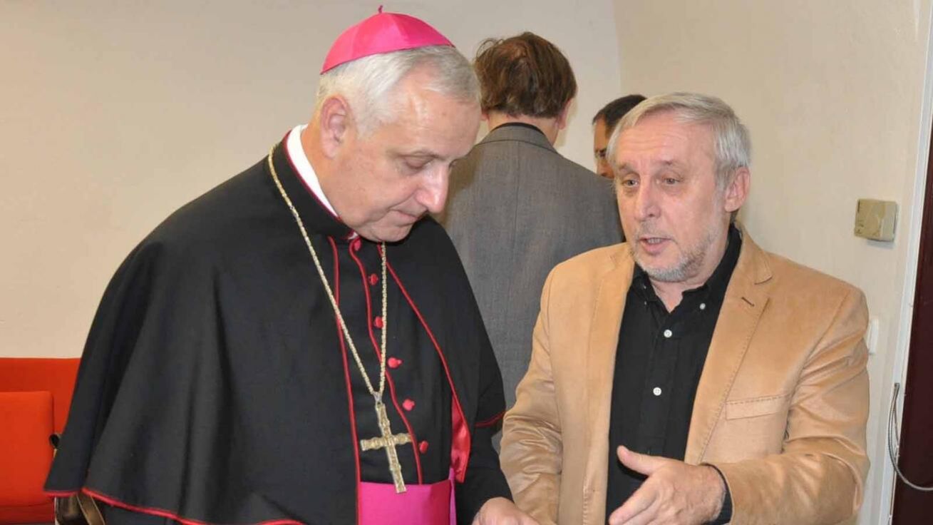 image:Image Mezi účastníky konference patřili biskup Vlastimil Kročil a historik Miroslav Novotný.