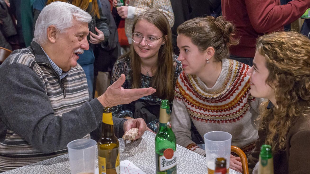 image:Image P. Arturo Sosa se během návštěvy ČR setkal při neformální debatě se studenty.