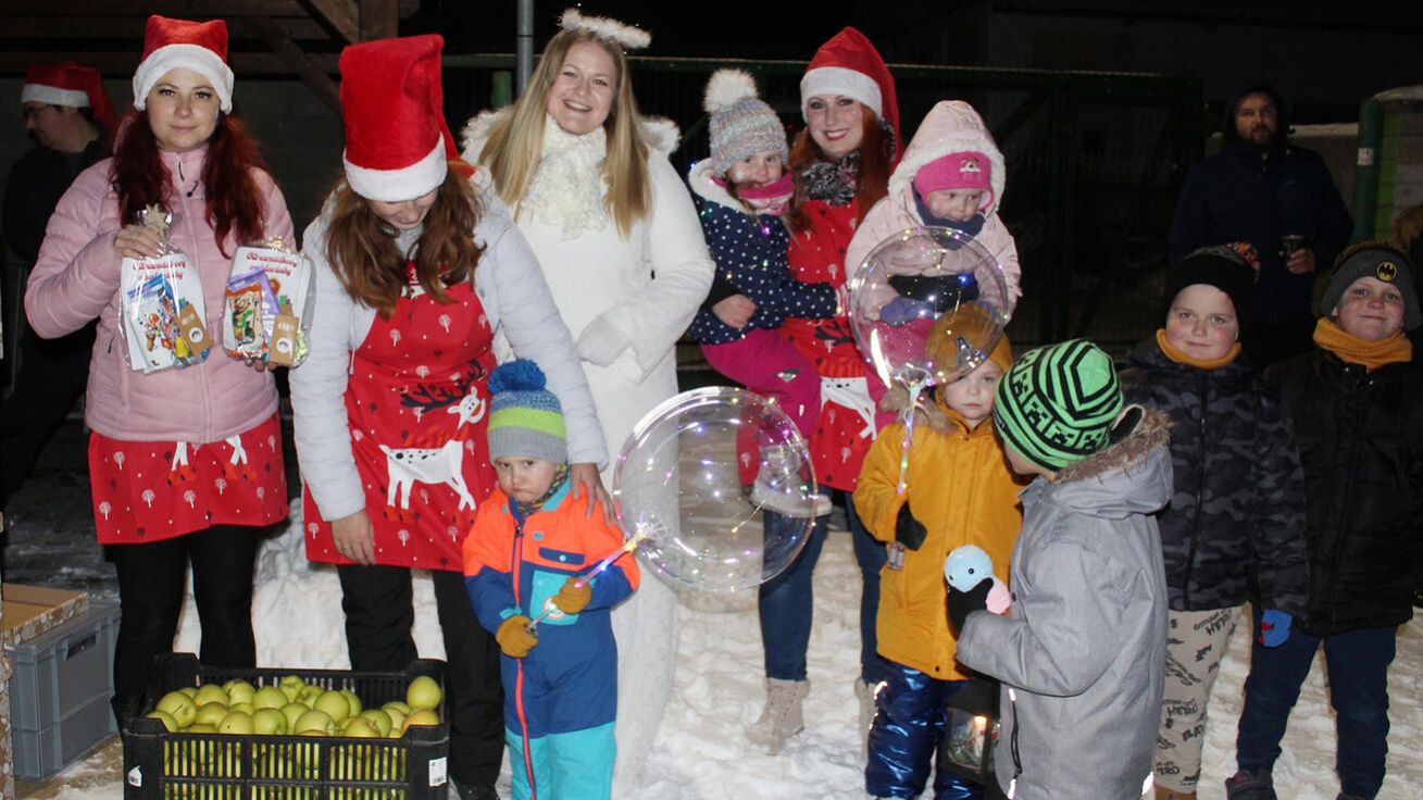 image:Image Nadílku dětem v Olbramovicích rozdával anděl.