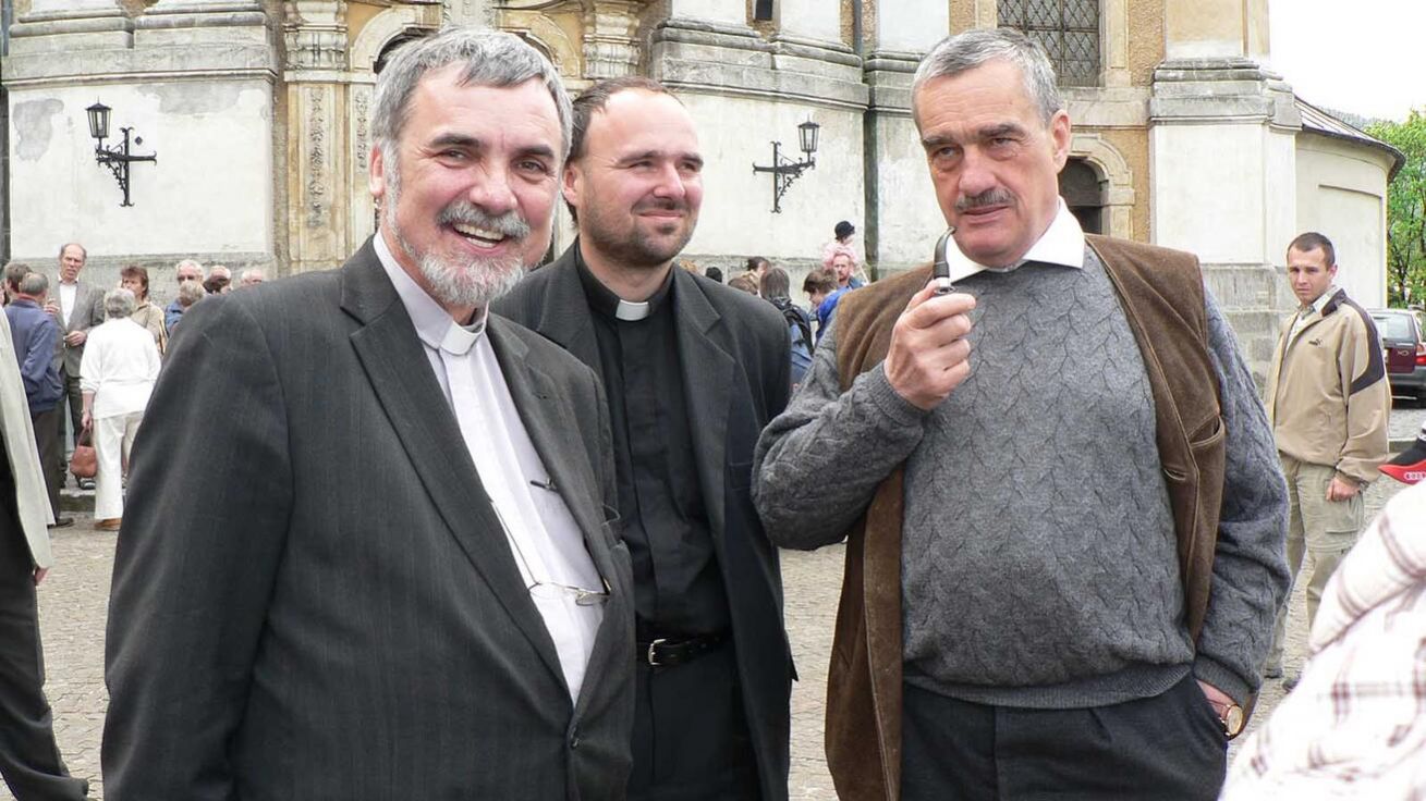 image:Image K. Schwarzenberg na Mezinárodní pouti smíření v roce 2007 s P. Rabanem a P. Podzimkem.