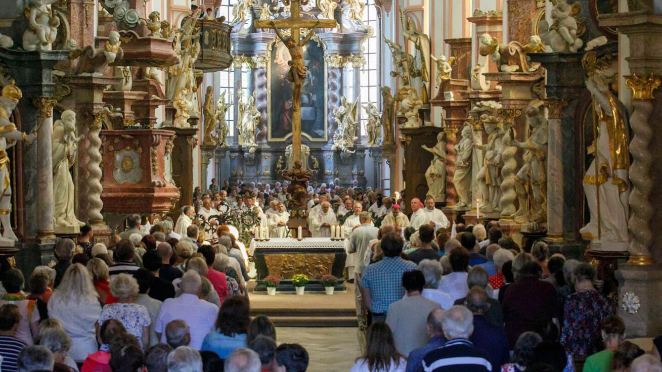 Věřící plzeňské diecéze na zářijové pouti v Teplé, kde biskup Tomáš Holub oznámil, že uspořádá diecézní synodu. image:Image Věřící plzeňské diecéze na zářijové pouti v Teplé, kde biskup Tomáš Holub oznámil, že uspořádá diecézní synodu.