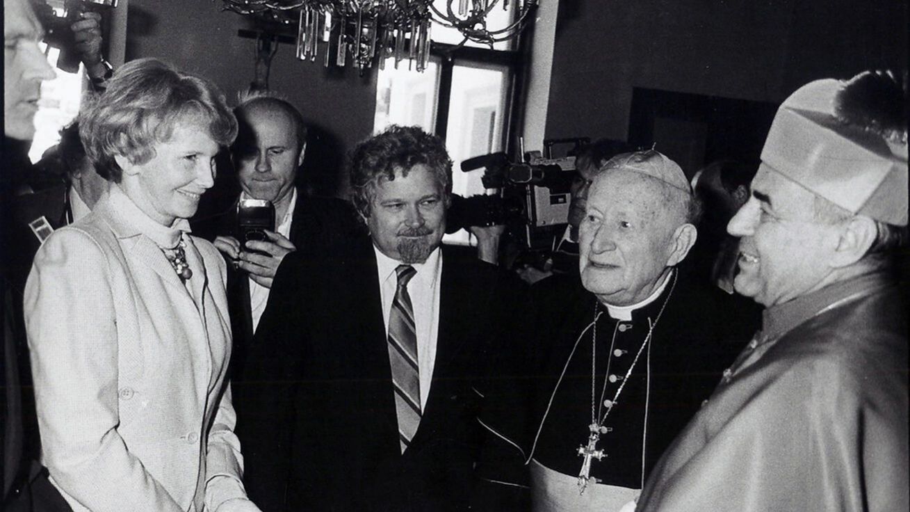 image:Image Předsedkyně České národní rady Dagmar Burešová, český premiér Petr Pithart, kardinál František Tomášek a nově jmenovaný českobudějovický biskup Miloslav Vlk. V roce 1990 to mezi církví a státem vypadalo na harmonické soužití.