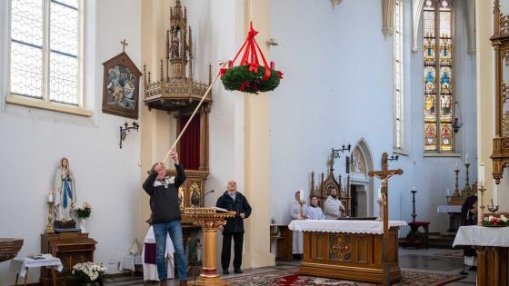 image:Image Na první adventní neděli v Kralupech nad Vltavou požehnali a rozsvítili adventní věnce během ranní mše svaté.