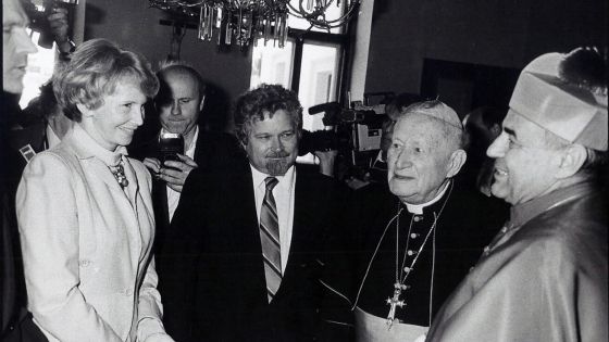 image:Image Předsedkyně České národní rady Dagmar Burešová, český premiér Petr Pithart, kardinál František Tomášek a nově jmenovaný českobudějovický biskup Miloslav Vlk. V roce 1990 to mezi církví a státem vypadalo na harmonické soužití.