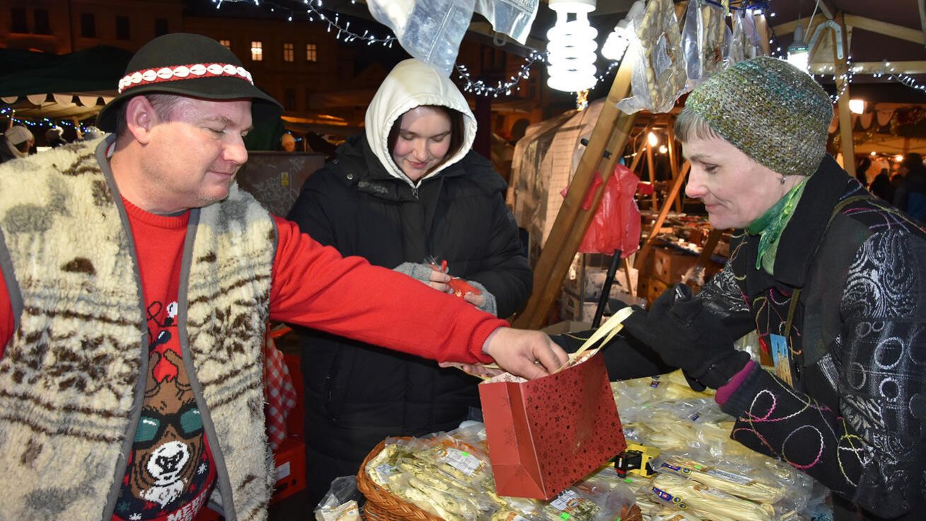image:Image Přestože prodejci nemohli opustit svoje stánky, dostali i oni od evangelizačního týmu malý dárek.