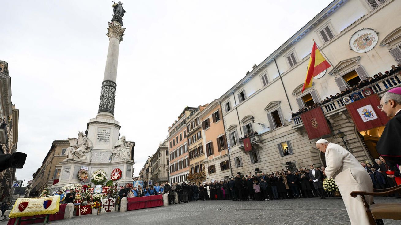 image:Image Papež na Španělském náměstí v Římě. K Mariánskému sloupu kromě něj pokládají květiny také zástupci římské radnice či španělského velvyslanectví. Hasiči sochu na vrcholu sloupu každoročně zdobí věncem.