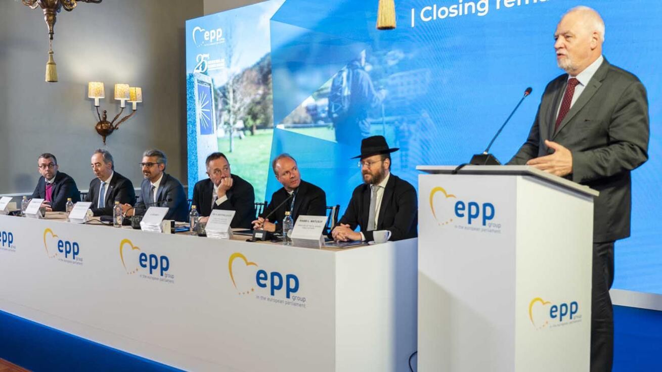 image:Image Zástupci Evropské lidové strany (EPP), nejsilnější ze sedmi frakcí europarlamentu, k níž patří řada křesťansko-demokratických politiků, se sešli s představiteli křesťanů, židů a muslimů. Hostitelem byl polský europoslanec Jan Olbrycht (vpravo).