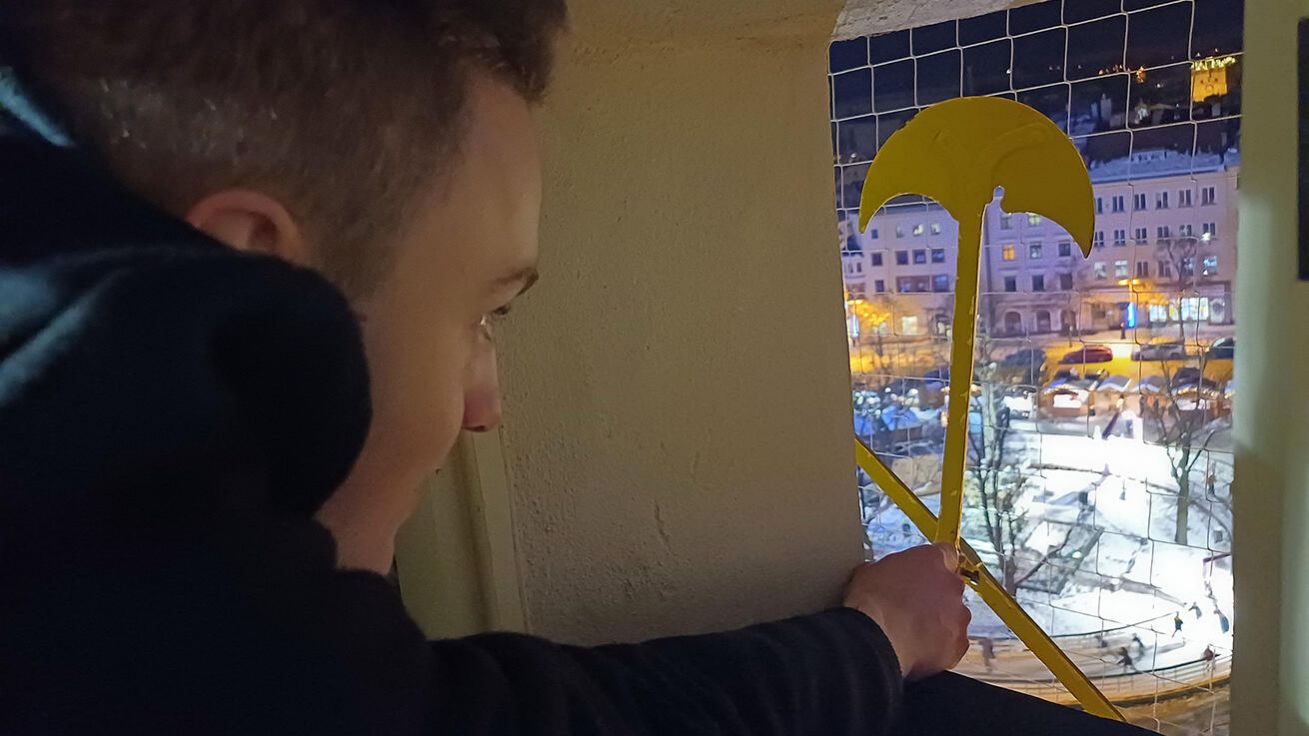 image:Image Okénko k ciferníku a ručičkám s výhledem na jihlavské náměstí.