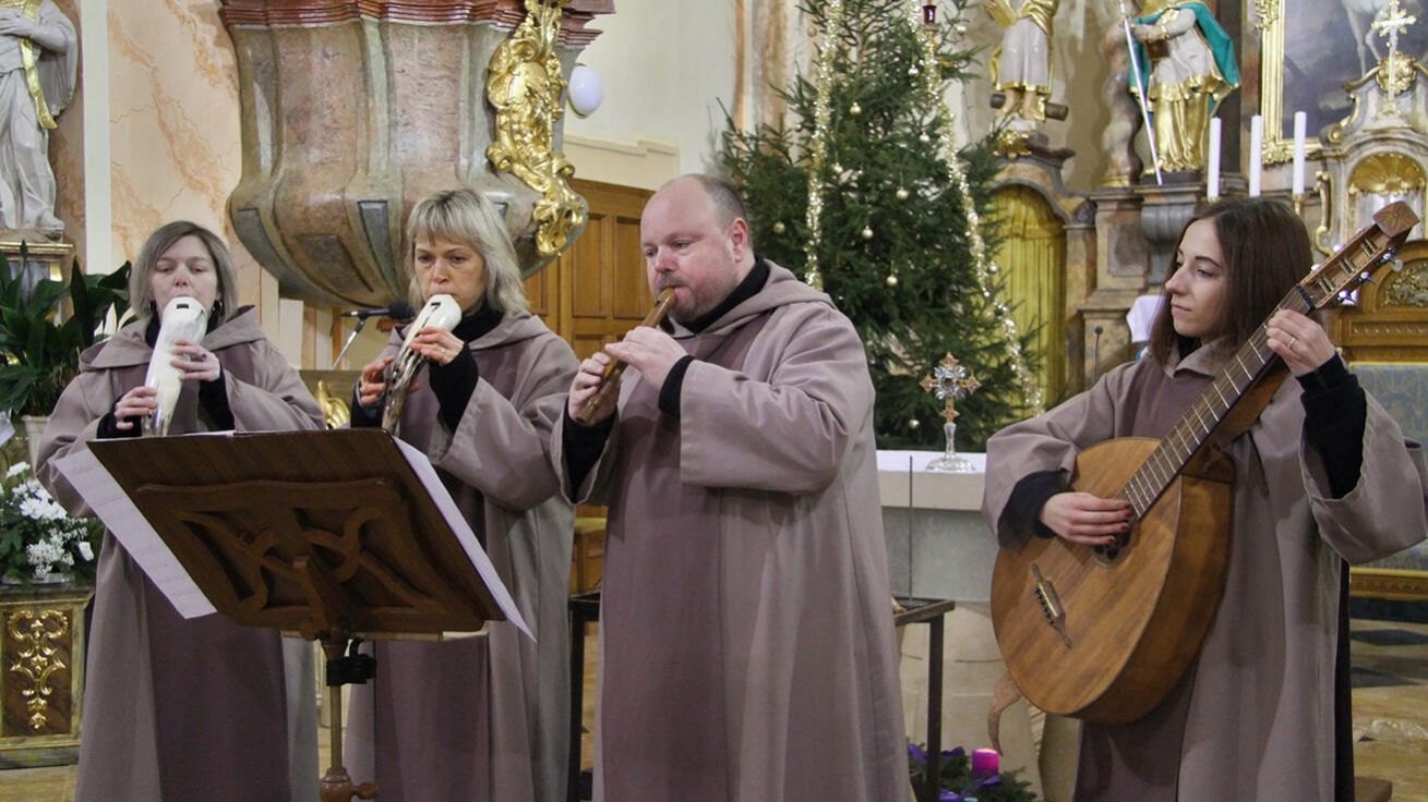 image:Image Čtyři členové souboru pod vedením Miloše Fr. Rejmana ovládají několik desítek starých nástrojů a umějí je pojmenovat i o nich poutavě vyprávět.