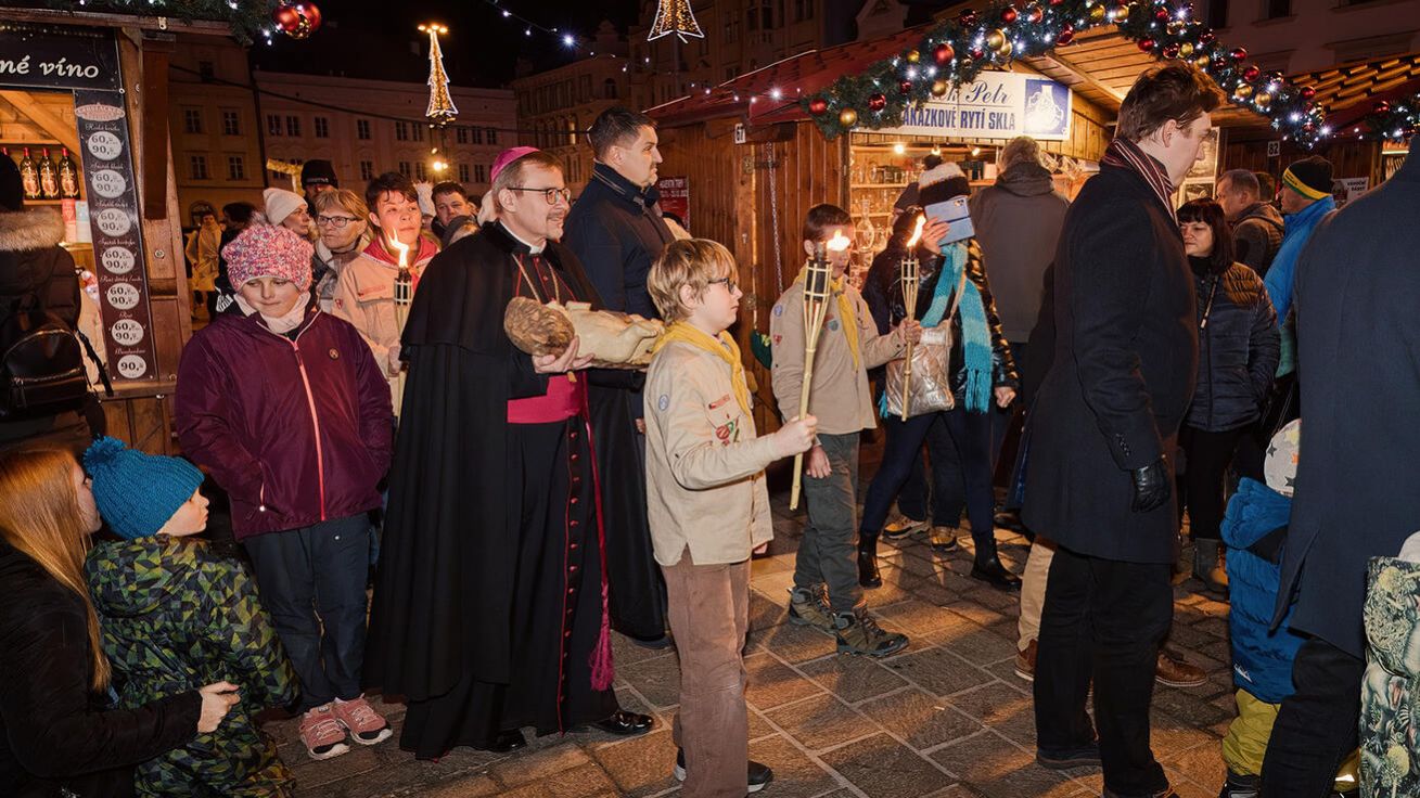image:Image Sochu Ježíška uložil 17. prosince v podvečer biskup Tomáš Holub do jesliček dřevěného betléma vedle katedrály sv. Bartoloměje v Plzni. Vánoční průvod v čele s biskupem doprovázený plzeňskými skauty vyšel od biskupství, přičemž zněly adventní písně v podání žesťového kvinteta Coda Brass.