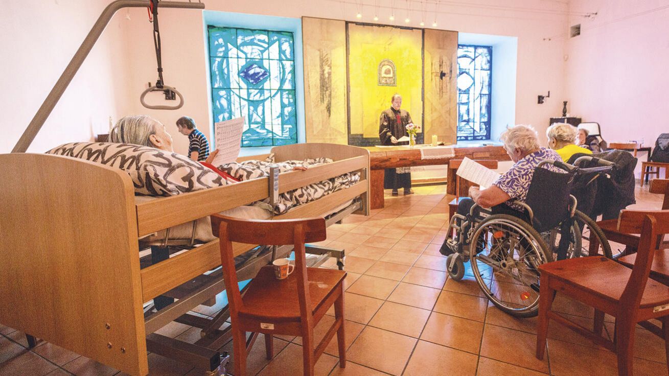 image:Image V ekumenické kapli Sue Ryder se konají každý den bohoslužby i další program  - např. biblické hodiny. 