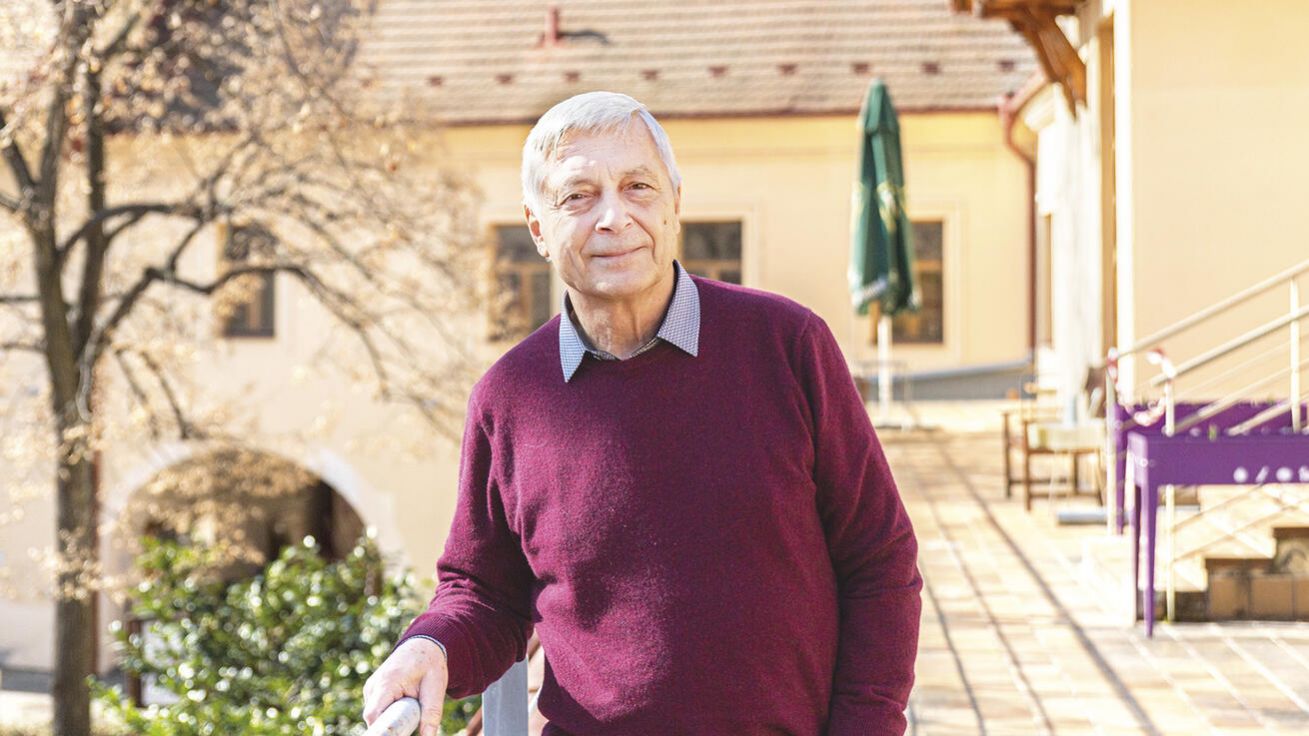 image:Image Petr Herle, lékař s bezmála padesátiletou zkušeností, pečuje nyní o obyvatele Domova pro seniory Sue Ryder. 