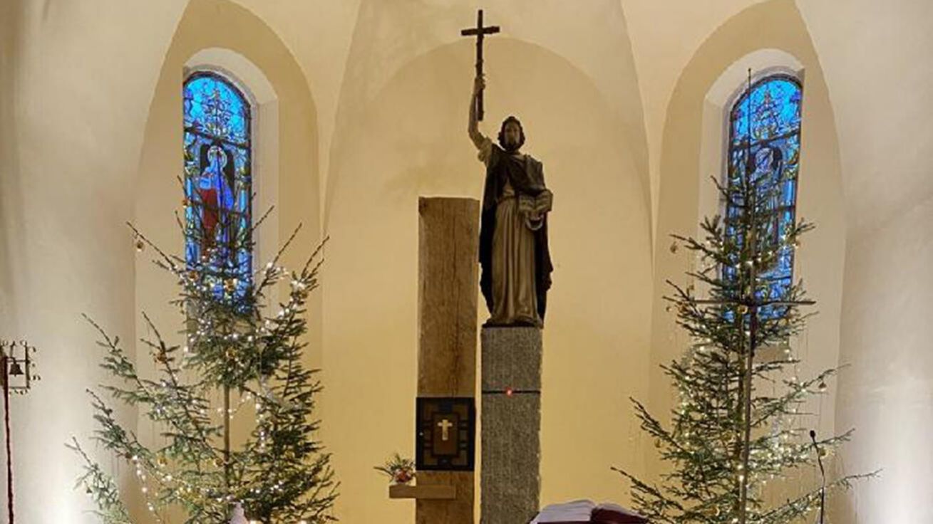 image:Image Kostel se pyšní moderně ztvárněným presbytářem.
