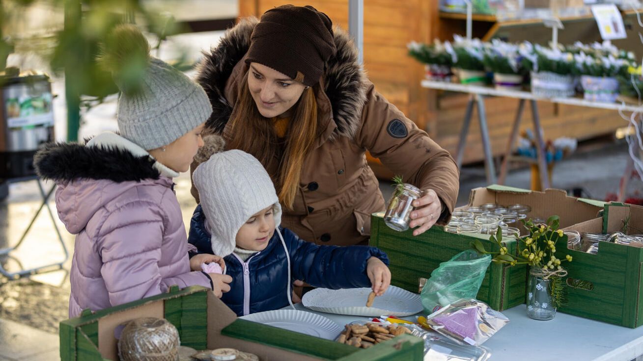image:Image Vlastní stánek na městských předvánočních trzích v druhém adventním týdnu provozovala farnost Karviná. Během podzimu na faře vyráběli nejrůznější dekorace a výtěžek z jejich prodeje pomohl třem postiženým dívkám z Karvinska. Farníci také ve stánku sbírali dopisy Ježíškovi.