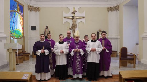 image:Image Biskup Pavel Konzbul a vedení semináře s novými akolyty: Martinem Celým (vlevo) a Danielem Vychodilem.