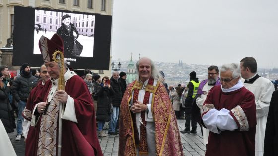image:Image Arcibiskup Jan Graubner a salesián P. Ladislav Heryán na Hradčanském náměstí mezi veřejností po posledním rozloučení.