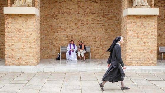 image:Image Křehká lidská důvěra a Boží láska promění zlo v dobro.