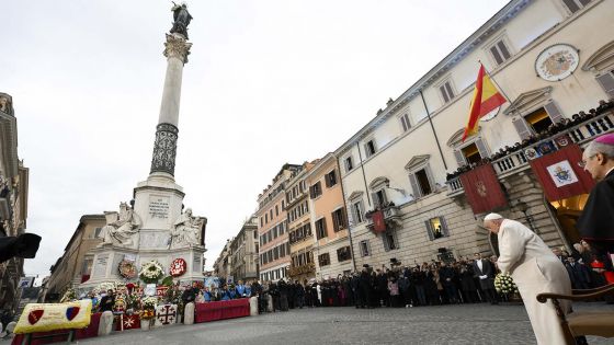 image:Image Papež na Španělském náměstí v Římě. K Mariánskému sloupu kromě něj pokládají květiny také zástupci římské radnice či španělského velvyslanectví. Hasiči sochu na vrcholu sloupu každoročně zdobí věncem.