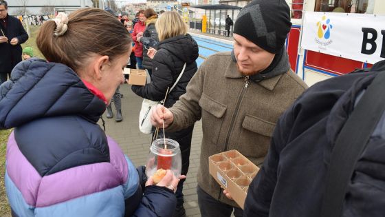 image:Image Betlémské světlo obyvatelům Olomouce rozvezli v neděli dobrovolníci z místního Lidového spolku ve spolupráci s dopravním podnikem města. Plamínek z Betléma převzali od biskupa Josefa Nuzíka a poté historickou tramvají navštívili tři konečné zastávky tramvajových linek. „Na každém místě nás čekalo asi padesát lidí,“ zmínil Ladislav Stejskal ze spolku a dodal: „Ne každý si může dojít tam, kde se Betlémské světlo rozdává, proto jsme tento plamínek naděje rádi rozvezli lidem blíž k domovu.“