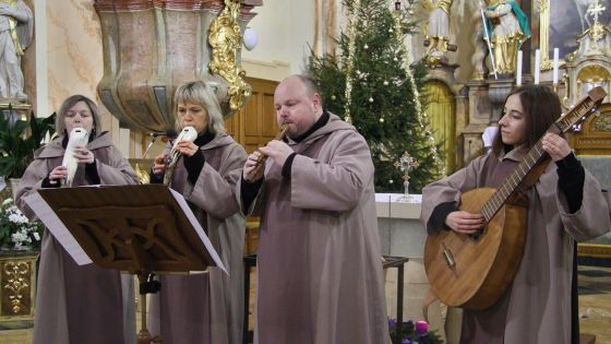 image:Image Čtyři členové souboru pod vedením Miloše Fr. Rejmana ovládají několik desítek starých nástrojů a umějí je pojmenovat i o nich poutavě vyprávět.