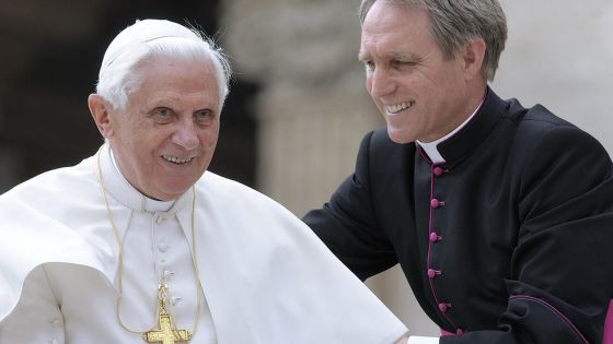 image:Image Benedikt XVI. s arcibiskupem Georgem Gänsweinem, který po jeho boku prožil téměř 20 let.