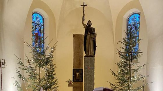 image:Image Kostel se pyšní moderně ztvárněným presbytářem.