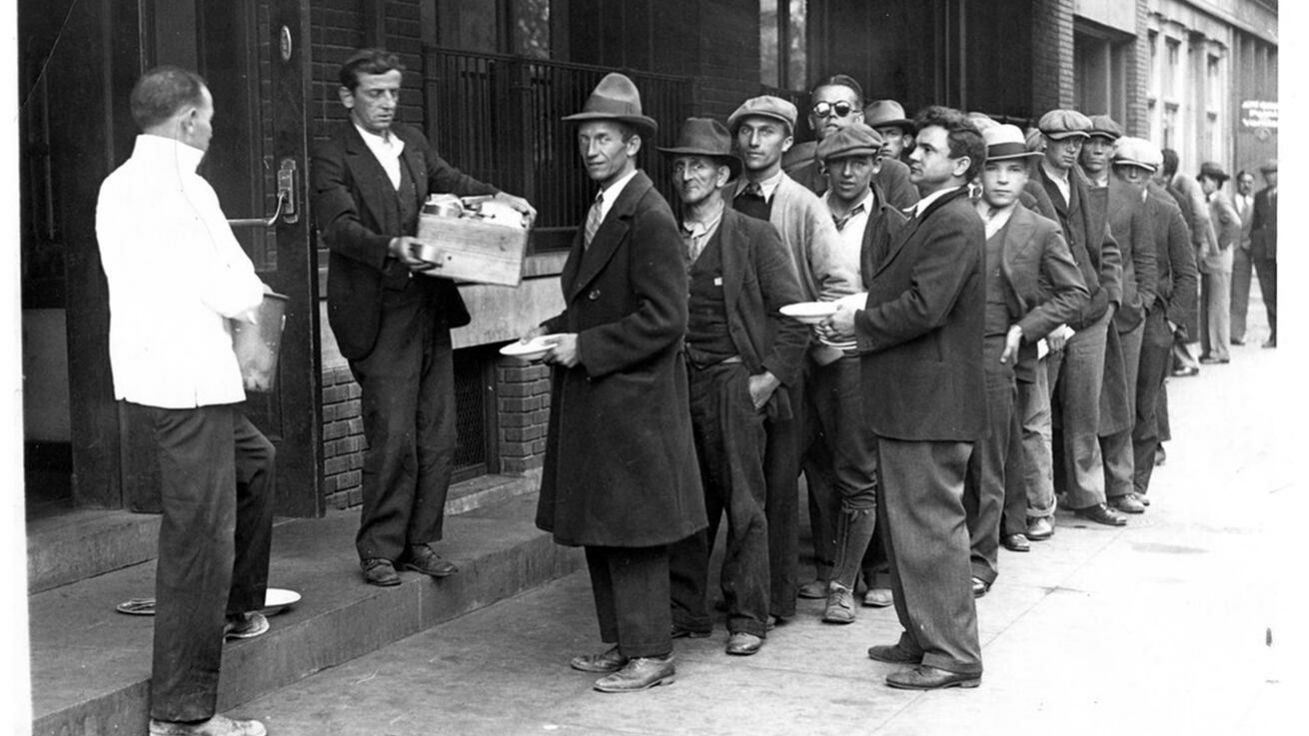 image:Image Zlatá dvacátá léta? Zástupy nezaměstnaných byly koloritem měst po celém světě.