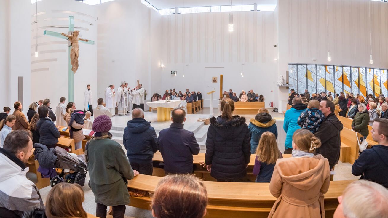 image:Image I církev má působit „teď a tady“, nevyhýbat se modernímu prostředí. A to nejenom co se liturgického prostoru týče. (nový kostel na Barrandově)