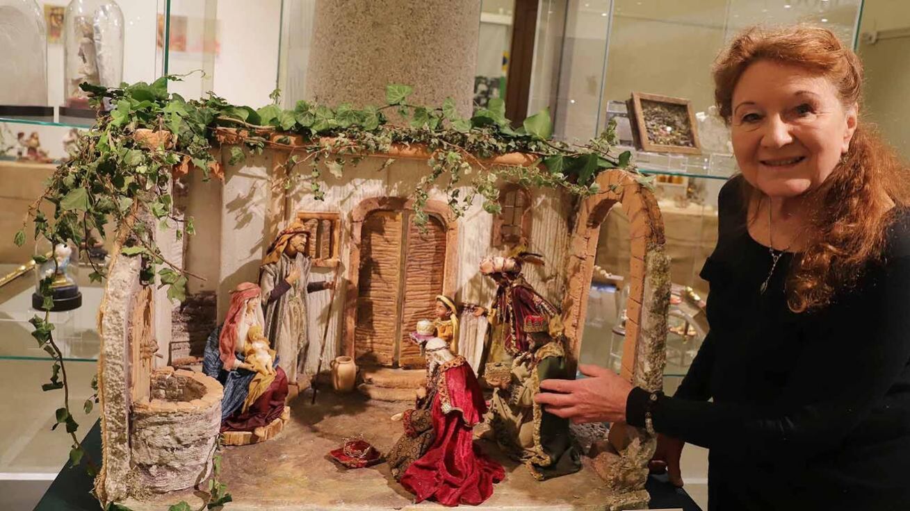 image:Image Ilona Klawitter se svým betlémem s názvem Klanění králů na právě probíhající výstavě Muzea Vysočiny v Třebíči.