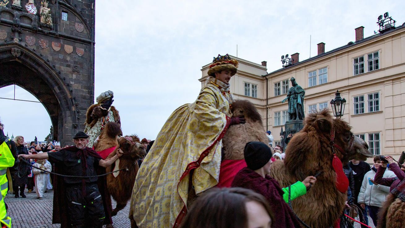 image:Image Tři králové se z malostranského chrámu sv. Tomáše vydali směrem na Staroměstské náměstí obdarovat Ježíška.