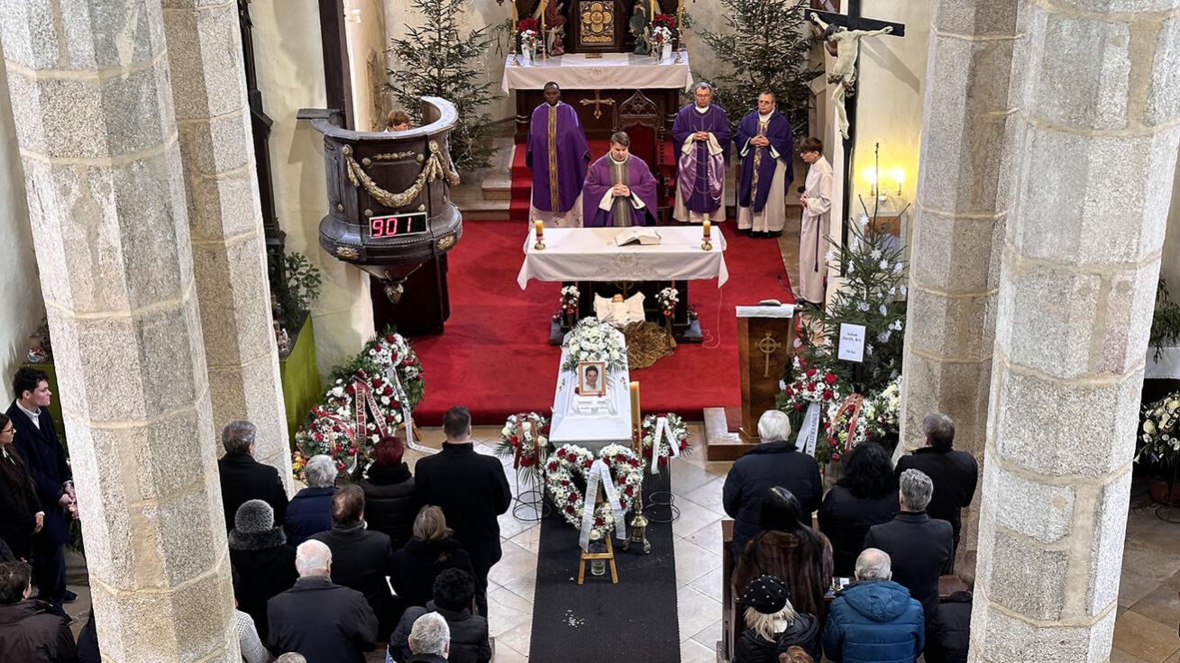 image:Image Poslední rozloučení s Adamem Jurákem se konalo v kostele sv. Mikuláše v Suchdole nad Lužnicí, přijeli i přátelé z Rakouska.