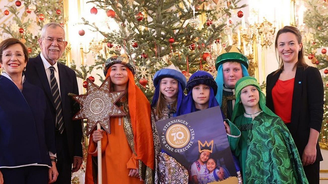 image:Image Malé rakouské koledníky přijal prezident Alexander Van der Bellen s manželkou.