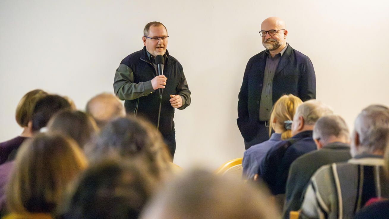 image:Image Kněží Pavel Andrš a Tomáš Petráček při debatě.
