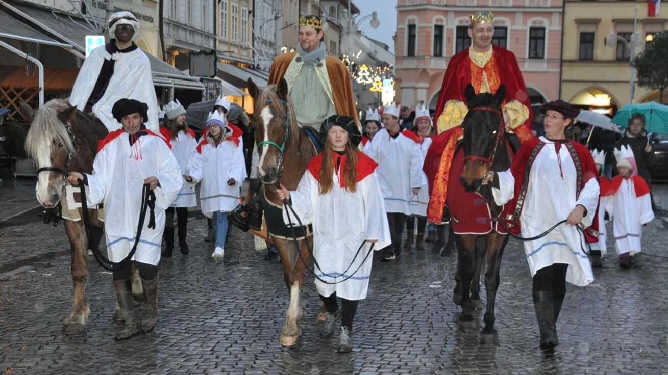 image:Image Biskup Vlastimil Kročil požehnal tříkrálovým koledníkům, kteří se pak vydali v průvodu kolem náměstí.