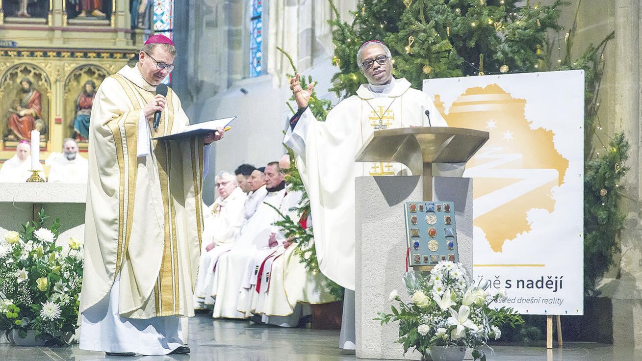 image:Image „Slavení diecézní synody je slavení radosti,“ řekl nuncius Jude Thaddeus Okolo, který se účastnil zahájení synody s biskupem Tomášem Holubem. V pozadí je její logo.