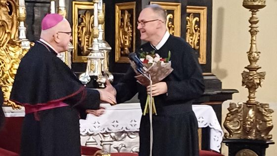 image:Image Biskup Jan Baxant blahopřeje svému nástupci.