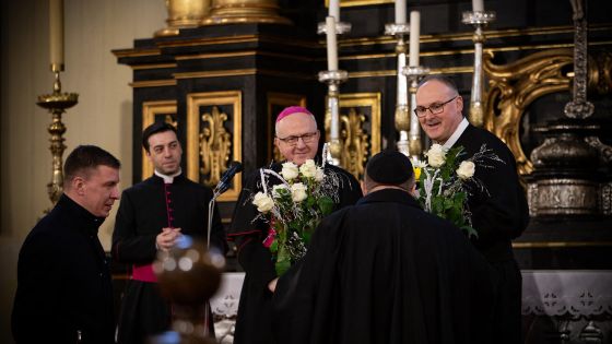 image:Image Gratulace právě jmenovanému biskupovi.