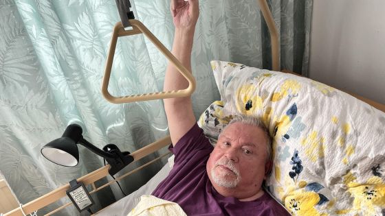 image:Image Vladimír (na snímku) a jeho žena Ilona si mohou zavolat pomoc snadno a rychle.