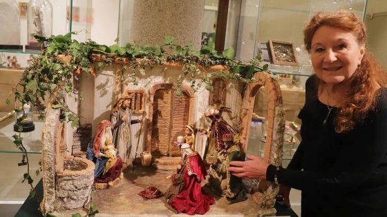 image:Image Ilona Klawitter se svým betlémem s názvem Klanění králů na právě probíhající výstavě Muzea Vysočiny v Třebíči.