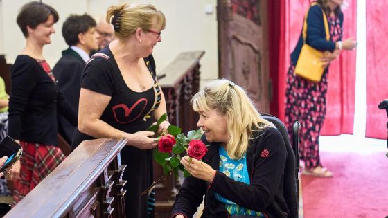 image:Image Nový výtah v Domově sv. Josefa pro nemocné roztroušenou sklerózou ve Dvoře Králové uvítala i klientka paní Aneta, která navštívila také mši svatou ve zdejším kostele.
