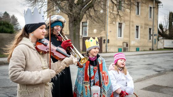 image:Image S korunou na hlavě rozdávají radost