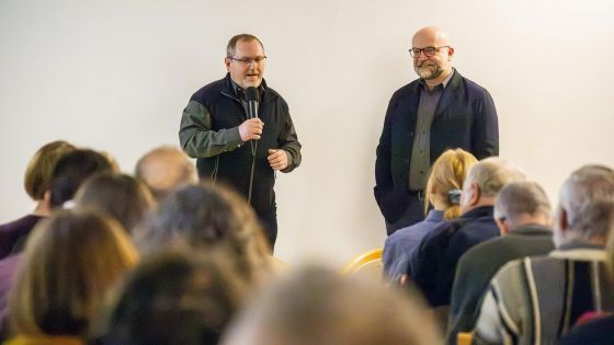 image:Image Kněží Pavel Andrš a Tomáš Petráček při debatě.