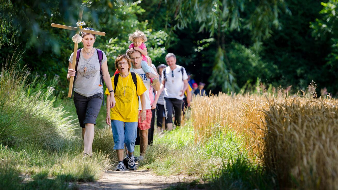 image:Image Na Velehrad směřují každý rok poutníci z mnoha stran. Tito například z Blatnice pod sv. Antonínkem, jiní chodívají ze Svatého Kopečku a Svatého Hostýna.
