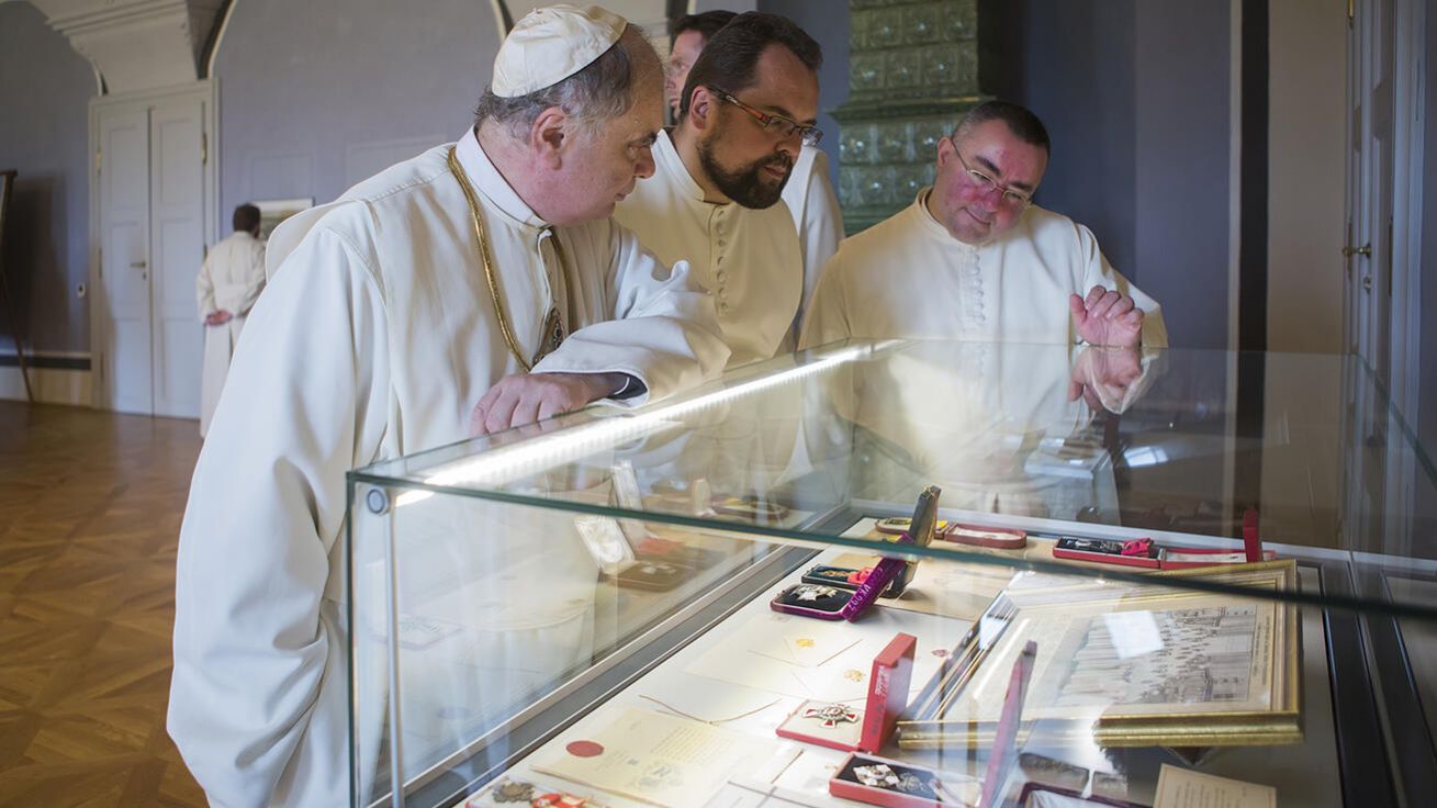 image:Image Výstavu 900 let premonstrátů v Čechách instalovanou v klášteře Teplá si prohlédl nejen tamní opat Filip Zdeněk Lobkowicz.