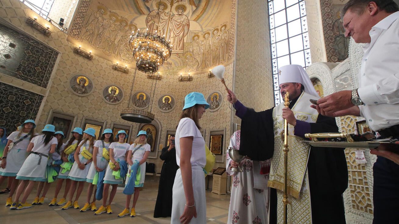 image:Image Některé týmy dostaly před cestou do Tokia požehnání. Například ukrajinské akvabely si pro ně došly do chrámu Proměnění Páně v Kyjevě.