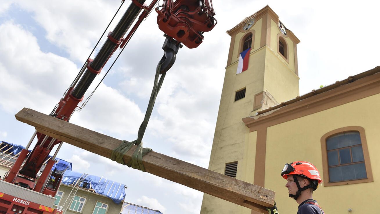 image:Image Hasiči a jeřáb sundávají trámy, ze kterých vznikne kříž pro mši s papežem Františkem.