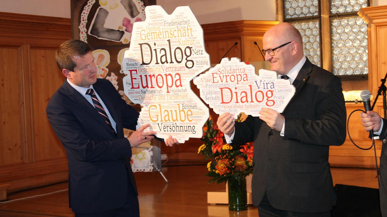 image:Image „Žijeme v srdci Evropy a je třeba, aby to srdce bylo zdravé a tlouklo co nejlépe,“ připodobňuje Daniel Herman, předseda českého Sdružení Ackermann-Gemeinde (vpravo). Vlevo Martin Kastler, předseda spolku založeného po druhé světové válce.