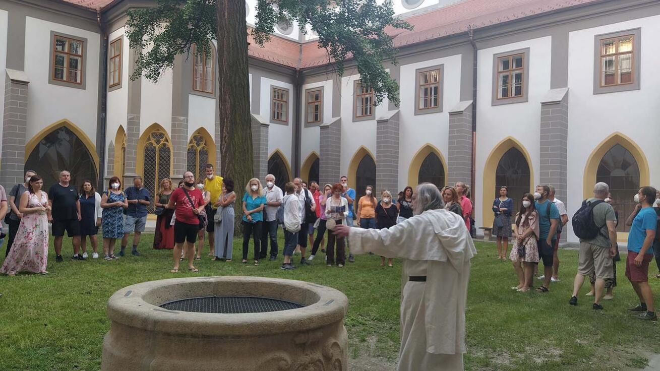 image:Image Divadelní doprovod a komentovaná prohlídka s průvodcem Jiřím Míchalem lákají do klášterní zahrady.