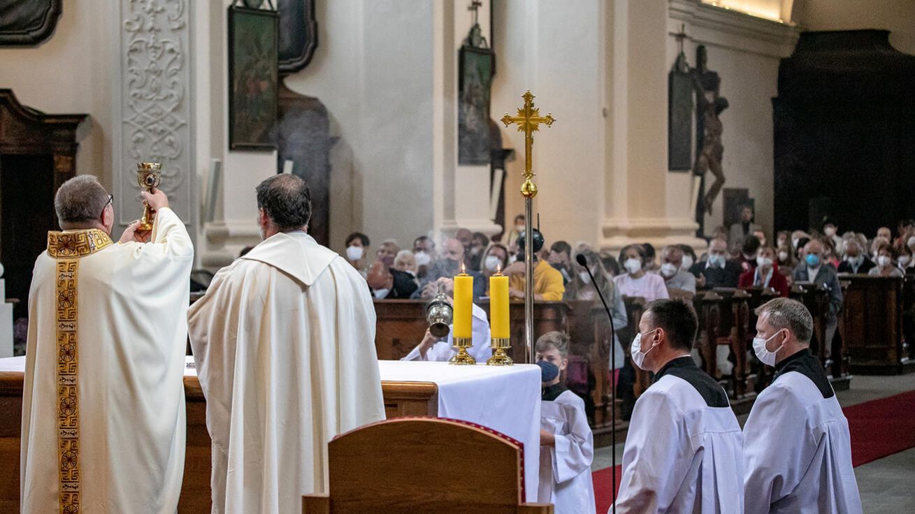 Při příležitosti svátku sv. Ignáce se v klatovském jezuitském kostele, zasvěceném Neposkvrněnému početí Panny Marie a sv. Ignáci, uskutečnila slavnostní poutní mše svatá, při níž byl představen nový okrskový vikář Vikariátu Klatovy P. Marek Hric. Jezuitský kostel v Klatovech prošel v uplynulých třech letech generální rekonstrukcí interiéru i exteriéru a byl zpřístupněn na začátku července. image:Image Při příležitosti svátku sv. Ignáce se v klatovském jezuitském kostele, zasvěceném Neposkvrněnému početí Panny Marie a sv. Ignáci, uskutečnila slavnostní poutní mše svatá, při níž byl představen nový okrskový vikář Vikariátu Klatovy P. Marek Hric. Jezuitský kostel v Klatovech prošel v uplynulých třech letech generální rekonstrukcí interiéru i exteriéru a byl zpřístupněn na začátku července.